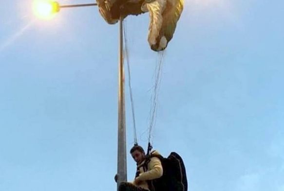 Pisti ıskaladı, elektrik direğine asılı kaldı