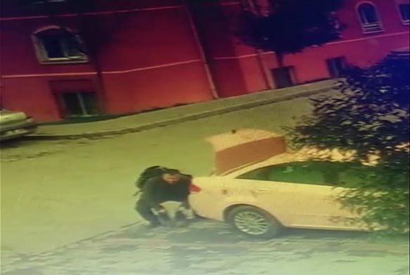 Karsn  ldren  Koca Giysilerini Deitirirken Kameraya  Yakaland