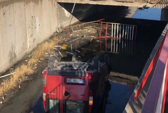 Sürücüsü kalp krizi geçiren araç kanala uçtu