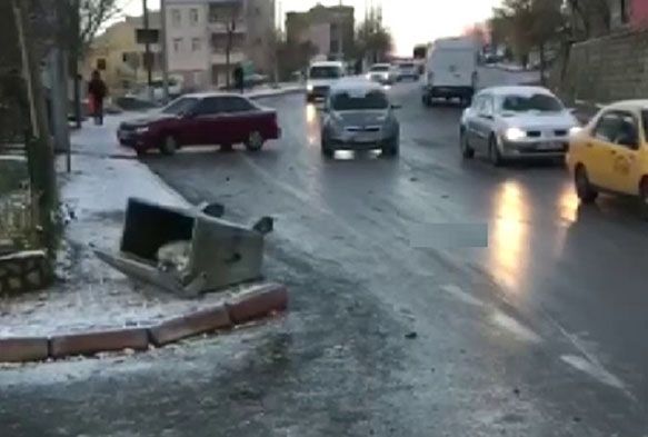 Otobüsün altında kalmaktan son anda kurtuldu