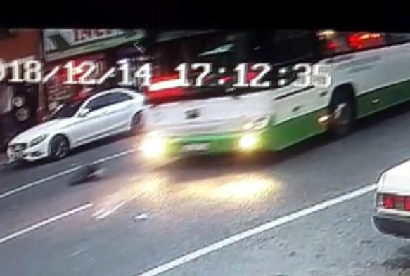 Otobüs çocuk yayaya çarptı