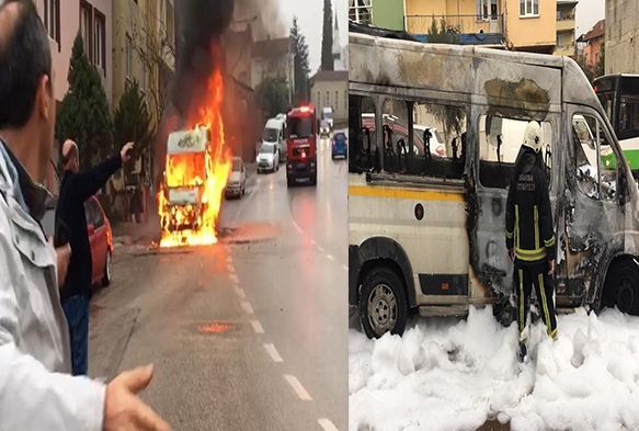 Seyir halindeki servis minibüsü alev aldı