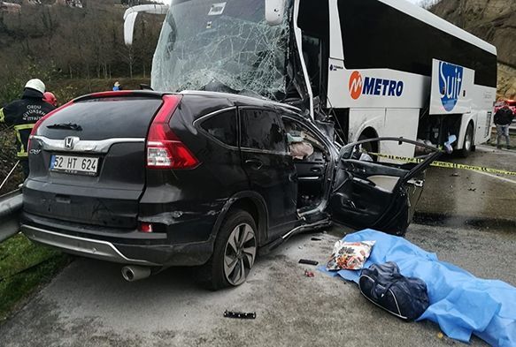 Ciple Yolcu Otobüsü Çarpıştı: 1 ölü, 10 yaralı