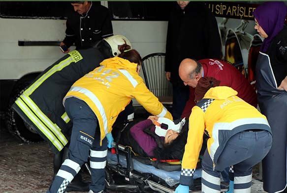 Fren yerine gaza basınca araç dükkana daldı: 2 yaralı
