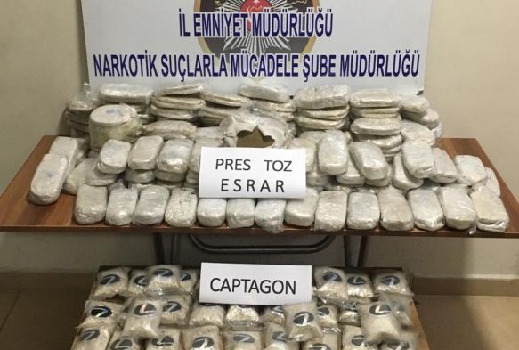 Aracın ön sileceklerinden uyuşturucu fışkırdı