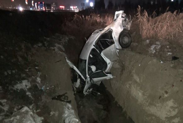 Takla atan otomobil su kanalına düştü: 3 yaralı