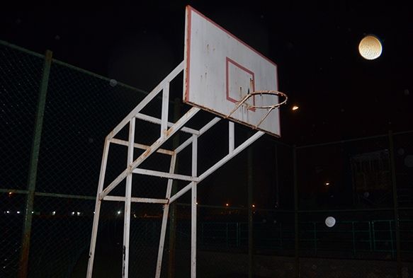 Kendini basket potasına asan genci polis son anda kurtardı