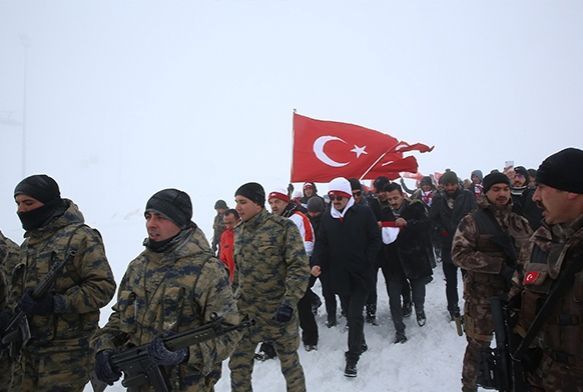 Binler Erciyes'te Sarkam ehitleri iin yrd