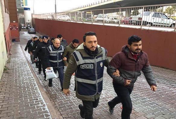 FETÖ operasyonunda gözaltına alınan 8 kişi adliyeye sevk edildi