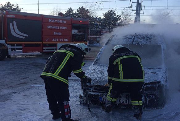 Yanan otomobili itfaiye söndürdü