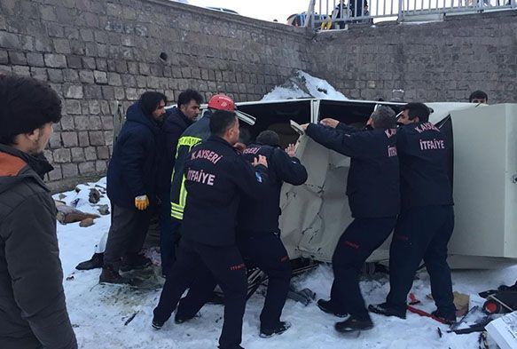 Otomobil köprüden uçtu; sıkışan sürücü kurtarıldı