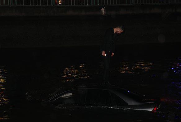 Kanala den otomobilin zerinde aresizce kurtarlmay bekledi