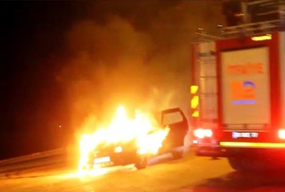 Seyir halindeki otomobil alevler arasında kaldı