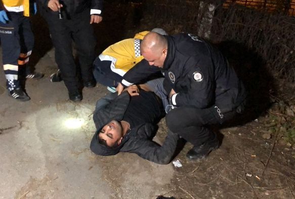 Kaza sonrası kaçmaya çalışan şahısları tabancayla vurdu