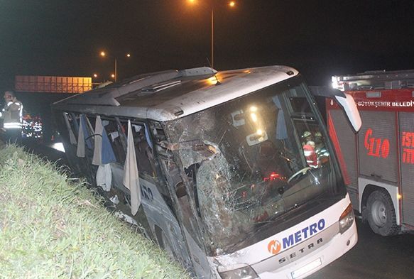 Otobüs devrildi: 2 ölü 21 yaralı