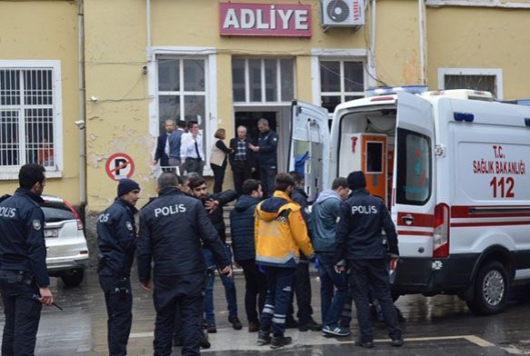 ki karde adliyede polislere tahra ile saldrd