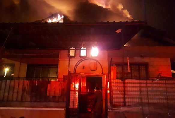 ki ailenin yaad ev, gece vakti alevlere teslim oldu