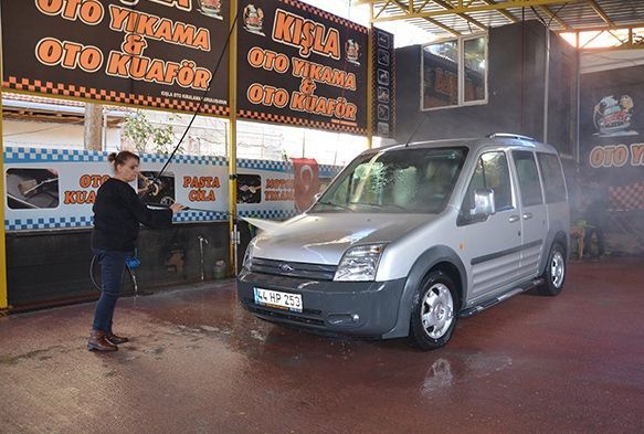 Kocas vefat edince 4 ocuuna bakmak iin oto ykamac at
