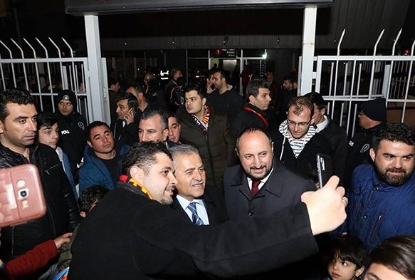 Başkan adayı havalara uçtu