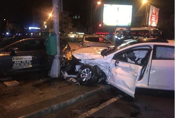 Hızını alamayan otomobil 3 araca çarptı: 4 yaralı