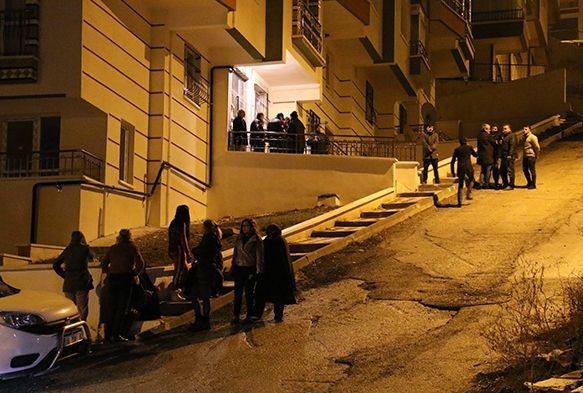 Tartıştığı babasını boğazından bıçaklayarak öldürdü
