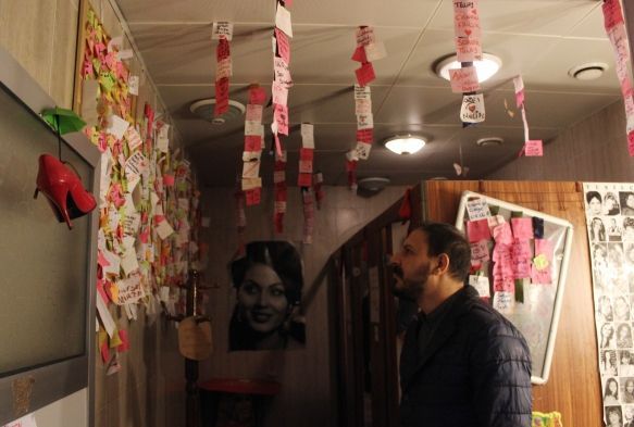 Bu kafeye müşteriler çay içmeye değil tuvaleti görmeye geliyor