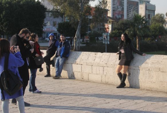 Kız çocuğu köprüden atlayıp kayboldu onlar fotoğraf çektirdi