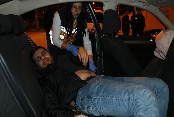 Polisten kaçtı İl Emniyetin kapısına çarpıp kaza yaptı