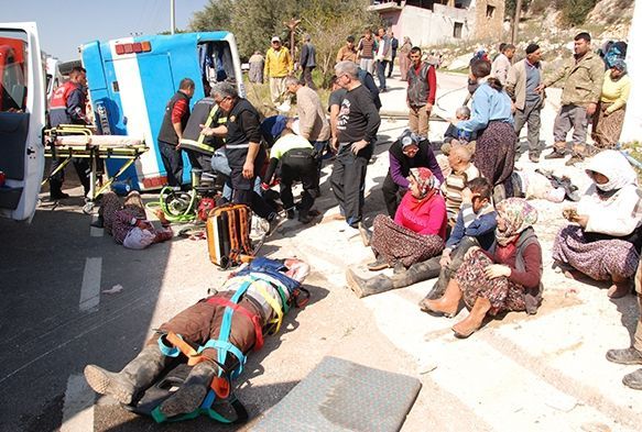Tarım işçilerini taşıyan midibüs devrildi: 5 ölü, 22 yaralı