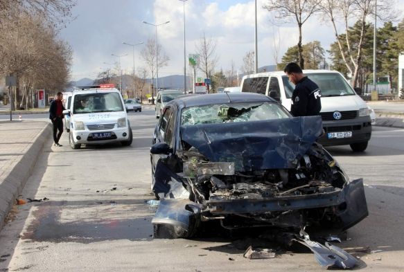 Otomobil halk otobüsüne arkadan çarptı: 3 yaralı