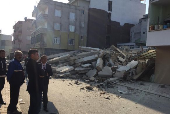 4 katlı bina çöktü