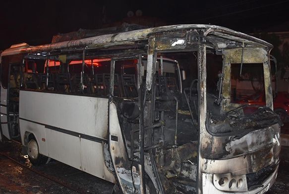 Seyir halindeki servis minibüsü alevlere teslim oldu