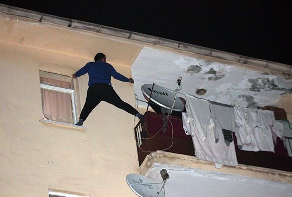 Balkonda intihar girişimi son anda önlendi