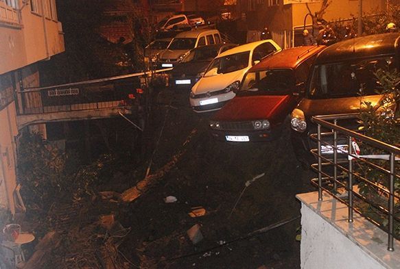 İstinat duvarı çöktü, 4 araç askıda kaldı