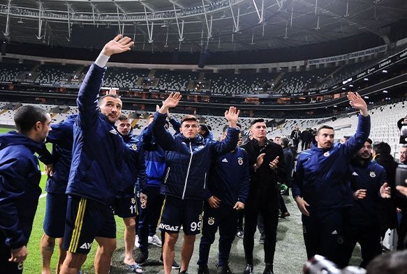Fenerbahçeli futbolcular ikinci kez tribünleri selamladı