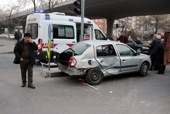 Zincirleme kazada aralar byk hasar grd