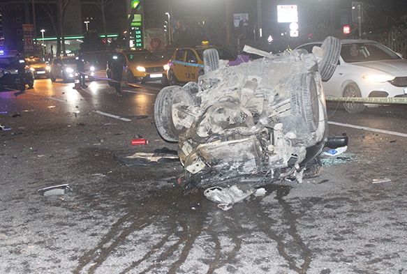 Kontrolden çıkan otomobil ortalığı savaş alanına çevirdi: 2 yaralı