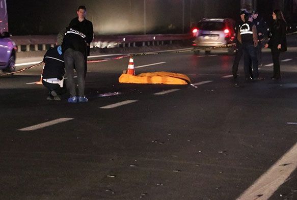 Otomobil yayalara çarptı; 1 ölü, 2 yaralı