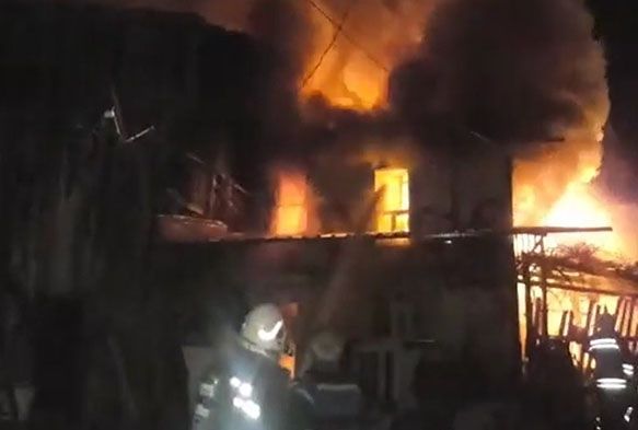 Ahır ve 2 katlı ahşap ev alev alev yandı