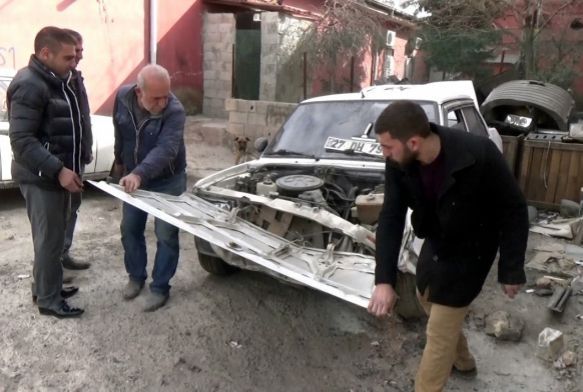 Borcunu vermemek için tırla defalarca otomobile çarptı