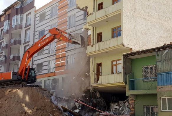 2 kişinin hayatını kaybettiği kazada kamyonun çarptığı bina yıkıldı