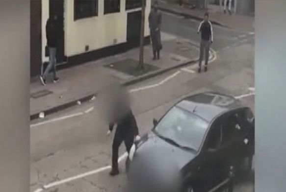 Londra’da cami önündeki Müslümanlara saldırı