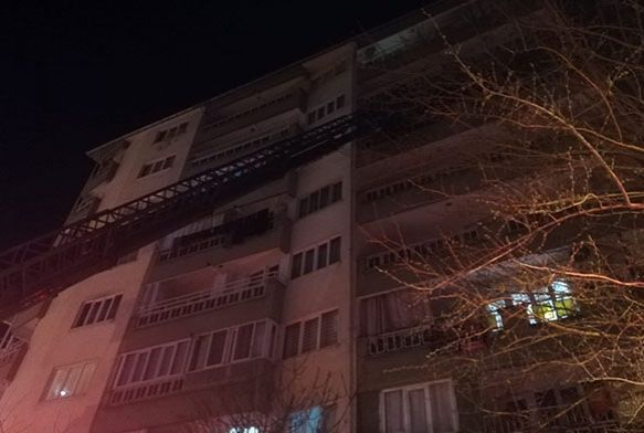 Yangında mahsur kalan adamı itfaiye kurtardı