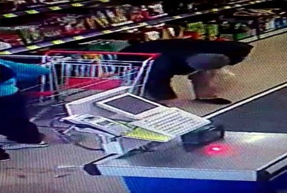 Yaşlı adam çocuktan düşen 100 lirayı alıp kaçtı