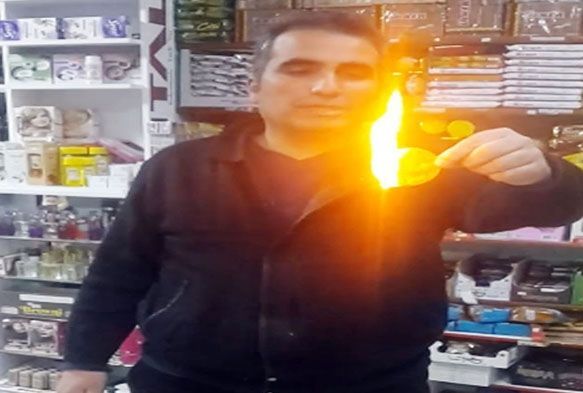 Bakkal cipsi ateşe verdi: “Vallahi istemeyerek satıyorum”