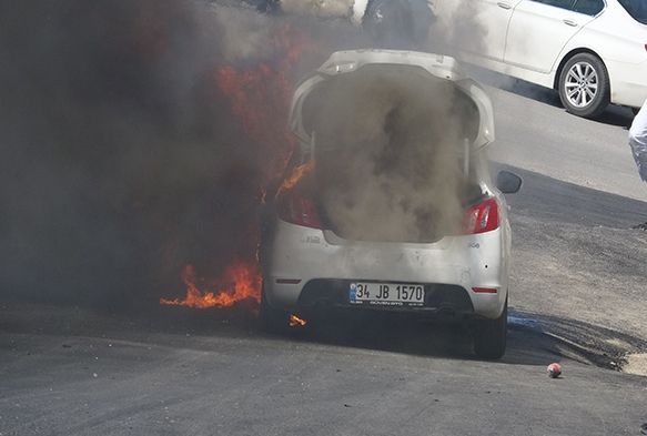 Seyir halindeki otomobil alev alev yandı