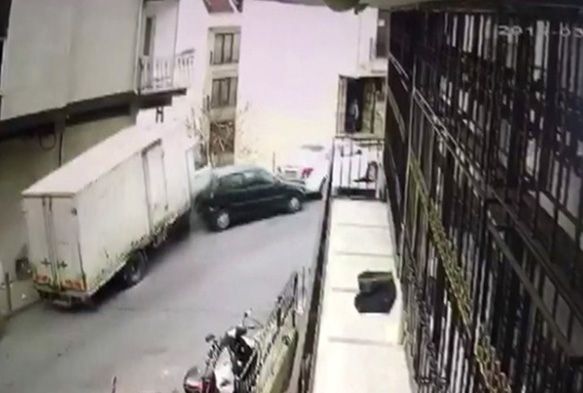 Freni patlayan kamyonet ortal sava alanna evirdi