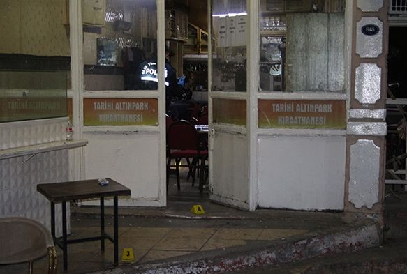Kahvehanedeki tartışma kanlı bitti: 3 yaralı