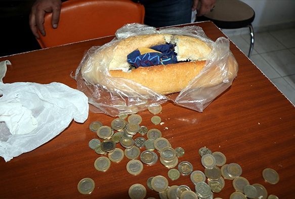Dilendikleri paray ekmek arasna sakladlar