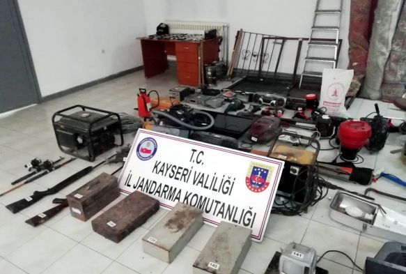 Bağ evi hırsızları yakalandı